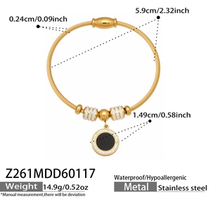 Detailansicht eines goldenen Edelstahl-Kabelarmbands mit Magnetverschluss und Anhängern