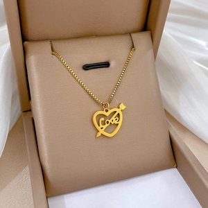 Collier cœur en acier titane doré avec flèche et gravure love en boîte cadeau