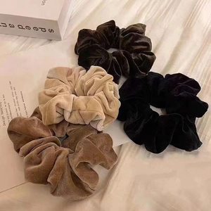 Lot de 4 chouchous géants en velours aux tons café, vert, beige et noir élégants