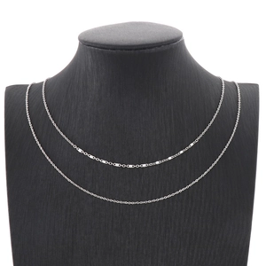 Collier double couche en acier inoxydable argenté sur un mannequin de bijoux noir