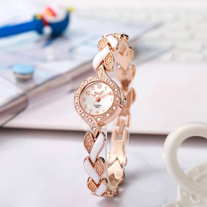 Dettaglio dell'orologio a bracciale in oro rosa con maglie in ceramica bianca e cristalli