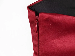 Gros plan de la fermeture éclair invisible sur robe en satin rouge de qualité