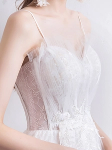 Robe de mariée élégante en dentelle blanche avec col en V, sequins et broderies