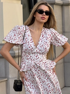 Robe d'été fleurie à col en V avec manches bouffantes et taille à basque en blanc et rouge