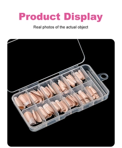 Detailoverzicht van 120 nude ballerina nageltips in een heldere opbergdoos set