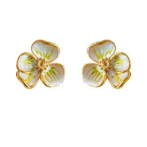 Boucles d'oreilles iris élégantes avec émail blanc et bordure dorée sur fond neutre