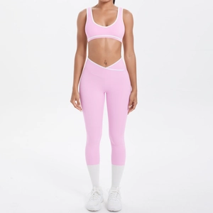 Detail von rosa Yoga-Set mit weißen Kontraststreifen und V-förmigem hohem Kreuzbund