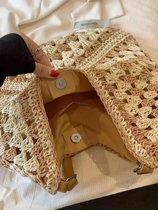Borsa a tracolla in paglia con design traforato e fodera in tessuto marrone