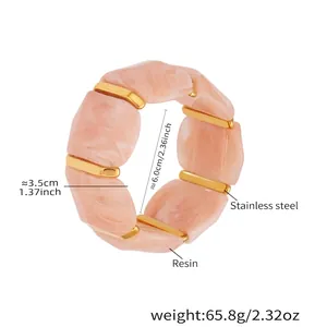 Dettaglio del bracciale in resina rosa marmorizzata con diametro interno di 6cm e peso
