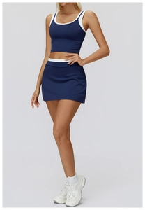Dettaglio della gonna da tennis blu navy a vita alta con elastico in vita bianco