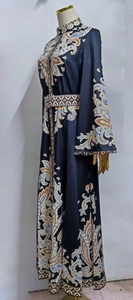 Détail de la robe en satin bleu marine à motifs paisley et glands perlés aux poignets