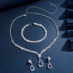 Détails macro d'une parure de mariée avec pierres gouttes bleues et métal argenté