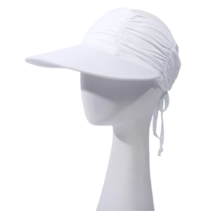 Detailaufnahme von weißem Sonnenhut mit Faltenstoff und verstellbarem Bindeband hinten