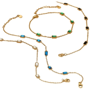 Set di tre cavigliere dorate con zirconi rettangolari colorati in verde, blu e nero