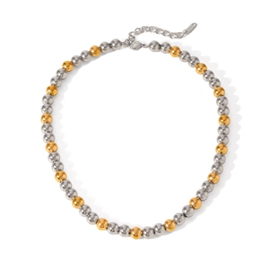Détail du collier de perles bicolores or et argent avec fermoir mousqueton et rallonge