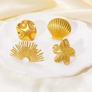 Anelli in acciaio inossidabile dorato con motivi a farfalla, fiori e trame geometriche