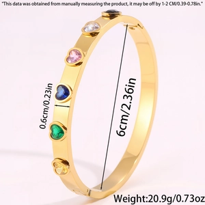 Détail du bracelet cœur doré avec zircon: diamètre intérieur de 6 cm et largeur de 0,6 cm