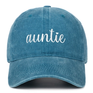Detail der weißen Auntie-Stickerei auf einer verwaschenen blauen Vintage-Baseballkappe