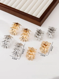 Makroansicht der Ginkgoblatt-Ohrringe aus Metall in Gold und Silber mit Quastendesign