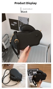 Détail du sac bandoulière lapin en cuir noir avec ferrures dorées et oreilles mignonnes