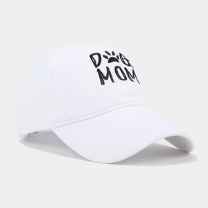 Vue détaillée d'une casquette en coton blanc avec broderie DOG MOM noire et motif de patte