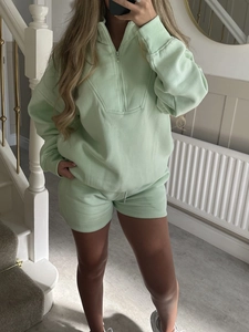 Set casual da donna in due pezzi con felpa a mezza zip e pantaloncini color verde menta