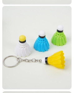 Primer plano de mini llaveros de bádminton de PVC coloridos en cuatro tonos vivos