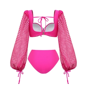 Détail de maillot de bain deux pièces rose avec manches au crochet ajourées et taille haute