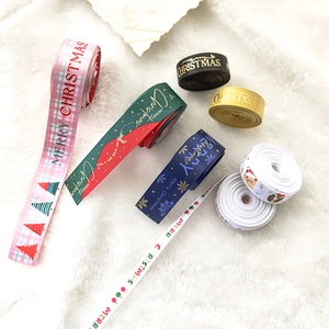 Rubans de Noël aux motifs festifs sur fond de fourrure blanche pour emballages
