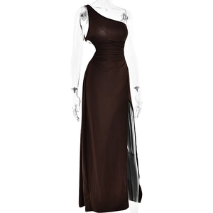Detail von hohem Seitenschlitz und Taillenplissee an einem braunen One-Shoulder-Maxikleid