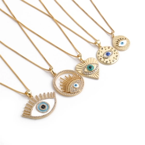 Cinq colliers dorés avec divers pendentifs cœur Evil Eye ornés de micro-zirconiums