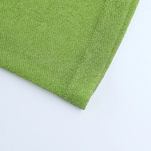 Gros plan sur le tissu en maille vert vif avec couture à double aiguille de qualité