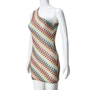 Détail d'une robe moulante à une épaule avec motifs géométriques colorés en tricot