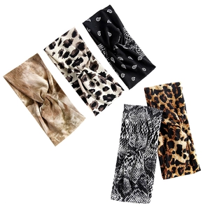 5er-Set elastische Yoga-Stirnbänder mit Tie-Dye-, Leopard- und Paisley-Mustern auf weißem Grund