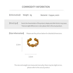 Détail d'une bague en cuivre et résine montrant les dimensions de 2,2 cm de hauteur