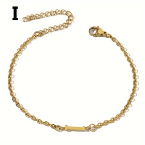 Detail eines 18K vergoldeten Buchstabens I Armbands mit poliertem Anhänger und Gliederkette