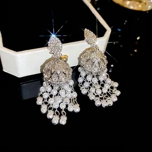 Boucles d'oreilles jhumka à glands de perles et diamants pavés de style bohème