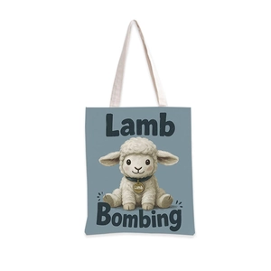 Détail d'un sac cabas en toile avec motif agneau mignon et poignées larges en tissu blanc