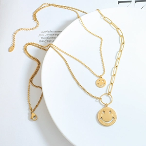Collar de doble capa dorado con colgante de cara sonriente y grabado Good Luck en acero