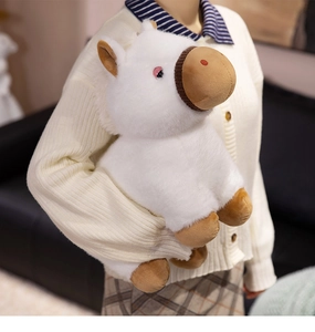 Gros plan d'un doudou cheval blanc moelleux montrant sa texture et sa taille moyenne