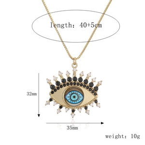 Détail du pendentif œil maléfique doré avec dimensions 32x35mm et chaîne de 40+5cm