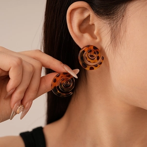 Elegant tortoiseshell resin C-shaped hoop earrings with spiral design for women