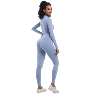 Combinaison de yoga bleu clair à manches longues ajustée avec coutures arrière et jambes