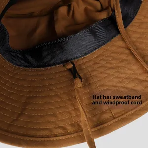 Detail der Sonnenhut-Innenseite mit schwarzem Schweißband und winddichten Seilhaken