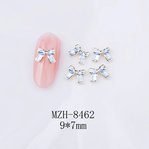 Détail de bijoux de nœuds en émail bleu 9x7mm avec bord doré pour l'art des ongles