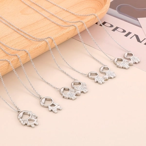 Collier avec pendentifs garçon et fille en acier inoxydable avec strass étincelants
