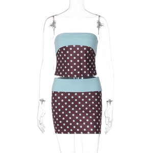 Détails de l'ensemble haut bandeau et mini-jupe à pois marron pour femme vue de face