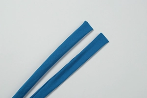 Detail der blauen Neckholder-Träger mit hochwertigen Nähten für ein rückenfreies Kleid