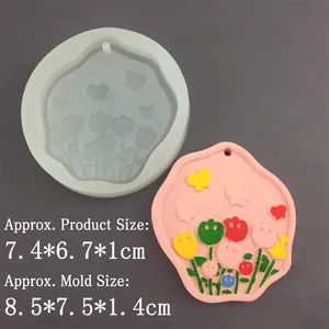 Détail du moule en silicone avec motifs de papillons et tulipes pour résine époxy