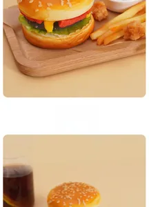 Detailansicht eines PU-Burger-Spielzeugsets mit Pommes und Nuggets auf gelbem Hintergrund